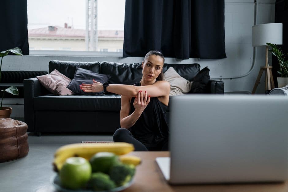 Online Fitness Coaching: What It Includes and Whether It Is Worth It